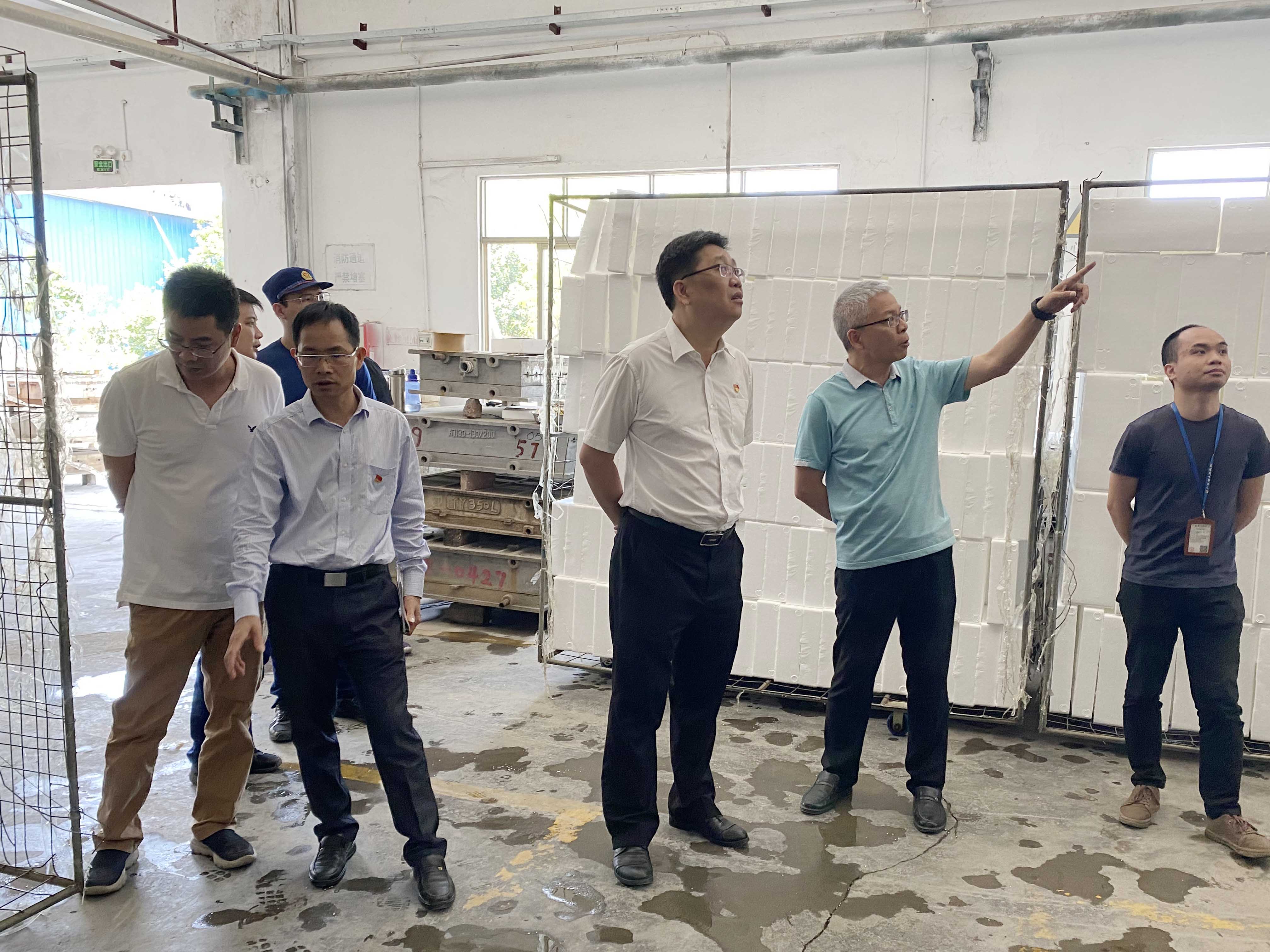 沙塘鎮(zhèn)黨委書記關(guān)華俊、鎮(zhèn)黨委委員、副鎮(zhèn)長(zhǎng)李全旺開展轄區(qū)安全生產(chǎn)檢查 (1).jpg