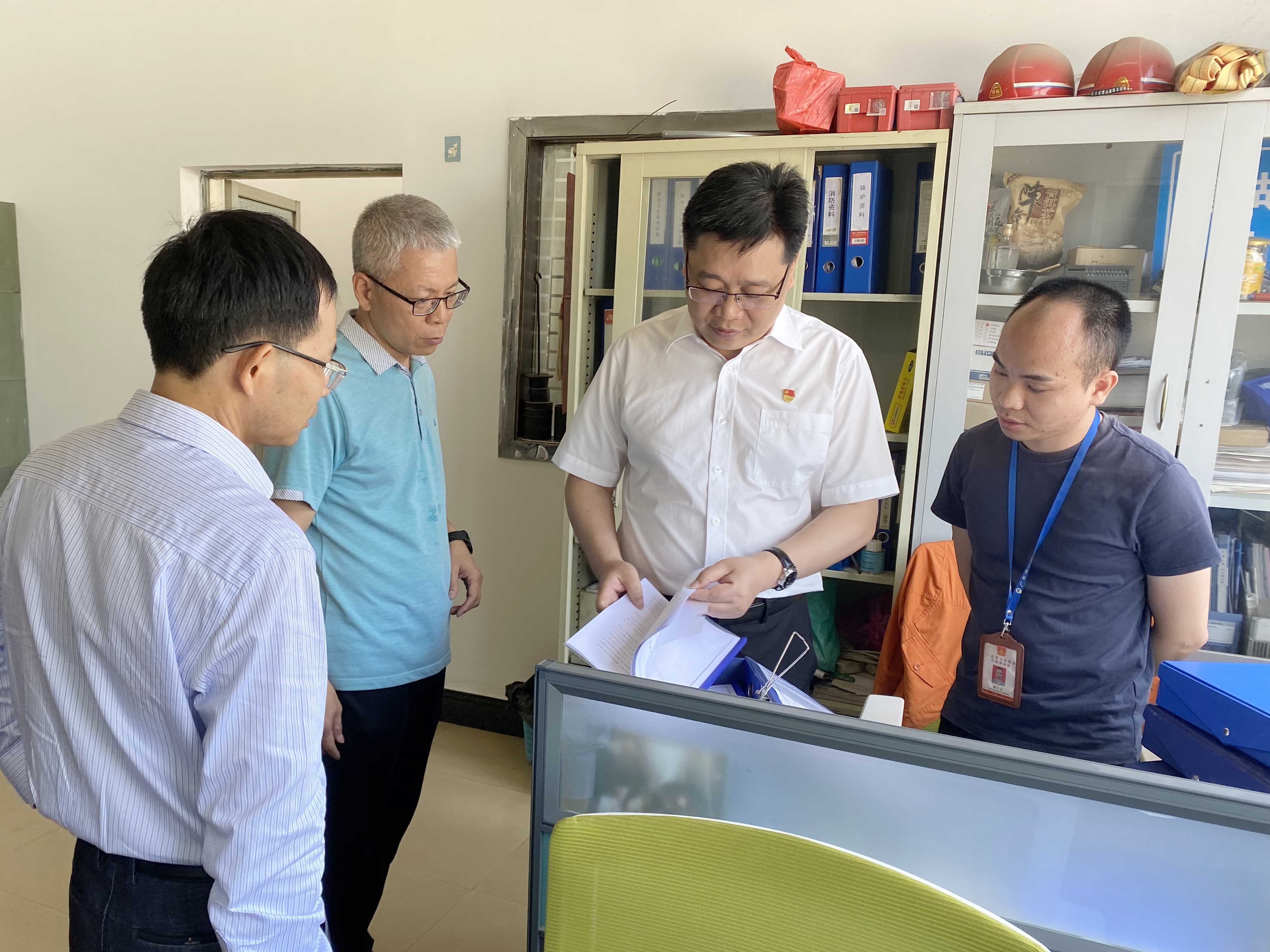 沙塘鎮(zhèn)黨委書記關(guān)華俊、鎮(zhèn)黨委委員、副鎮(zhèn)長(zhǎng)李全旺開展轄區(qū)安全生產(chǎn)檢查 (2).jpg