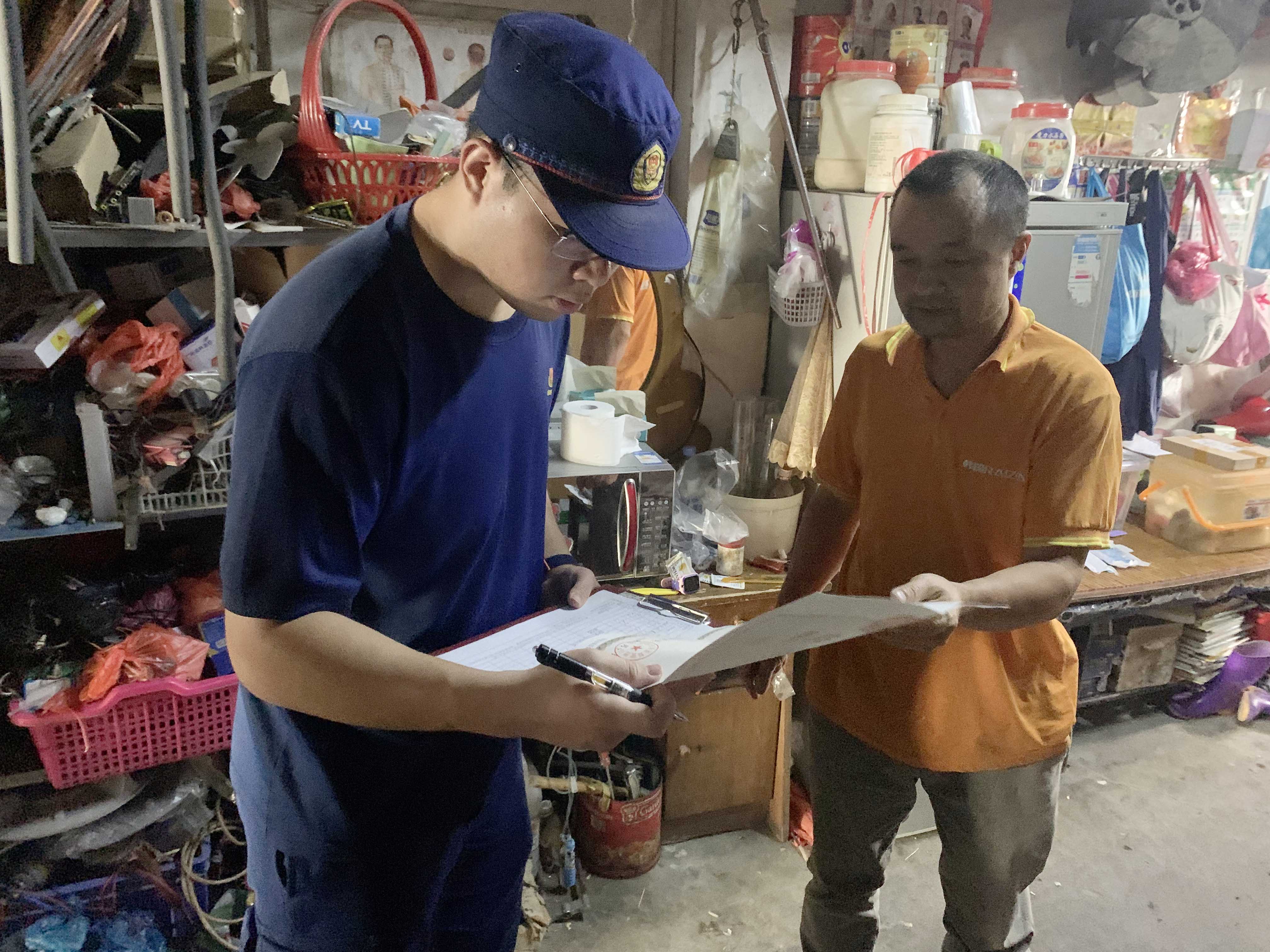 鎮(zhèn)應(yīng)急辦、專職消防隊(duì)、農(nóng)綜、公共服務(wù)辦等鎮(zhèn)安委會(huì)成員單位分別按各行業(yè)領(lǐng)域職責(zé)廣泛開展“五一”前安全檢查 (3).jpg