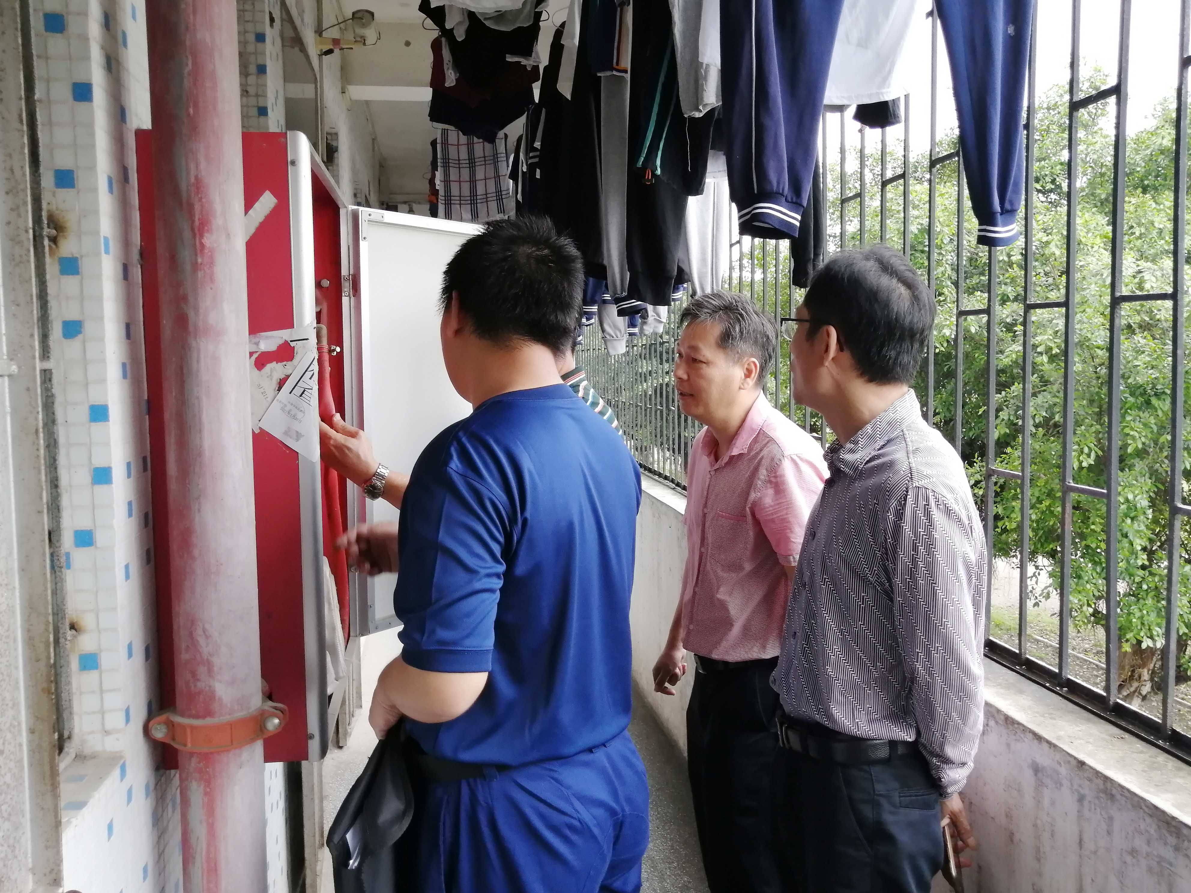 鎮(zhèn)應(yīng)急辦、專職消防隊(duì)、農(nóng)綜、公共服務(wù)辦等鎮(zhèn)安委會(huì)成員單位分別按各行業(yè)領(lǐng)域職責(zé)廣泛開展“五一”前安全檢查 (4).jpg