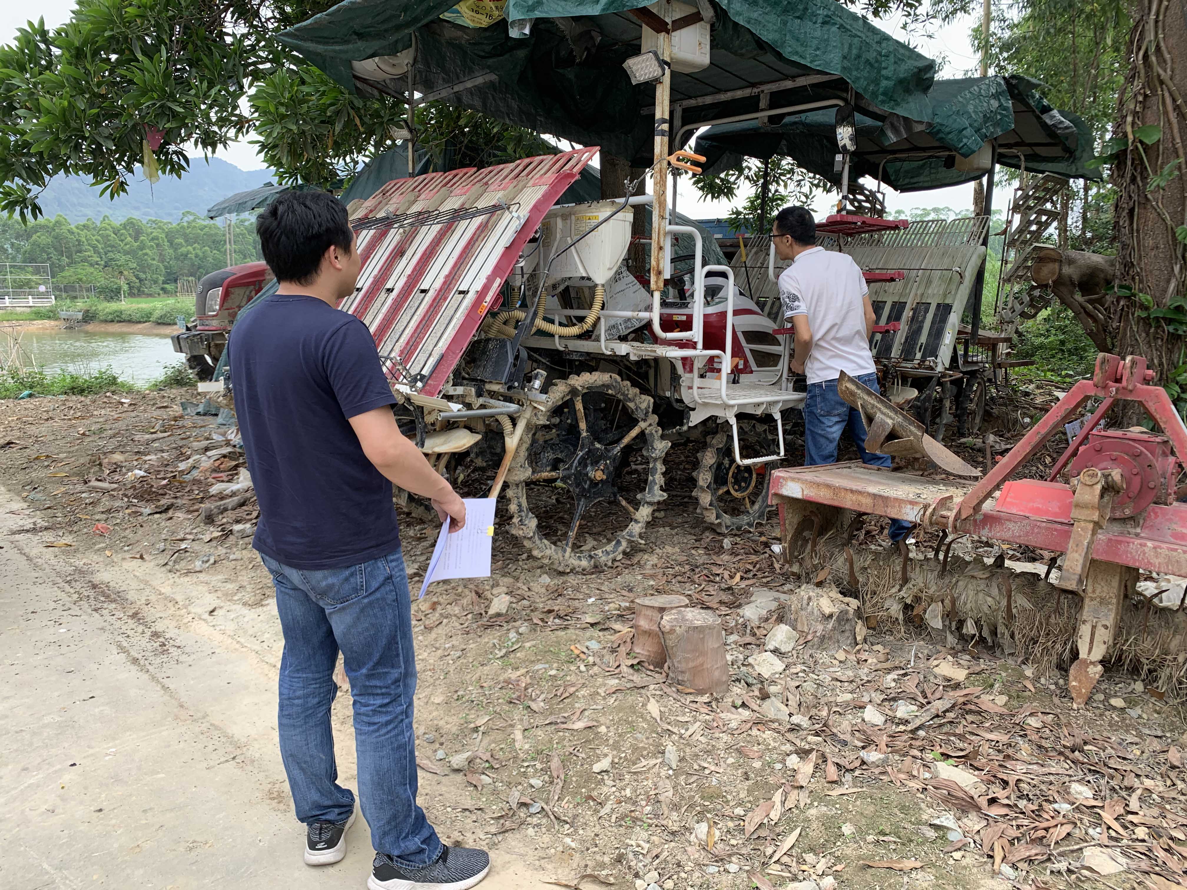 鎮(zhèn)應(yīng)急辦、專職消防隊(duì)、農(nóng)綜、公共服務(wù)辦等鎮(zhèn)安委會(huì)成員單位分別按各行業(yè)領(lǐng)域職責(zé)廣泛開展“五一”前安全檢查 (5).jpg