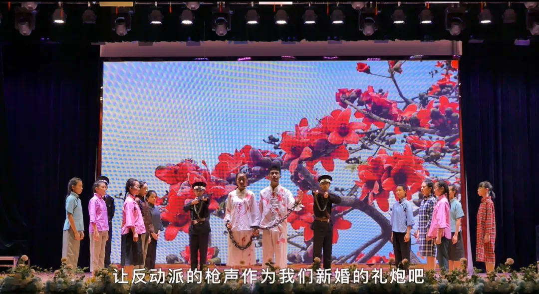 12  5月21日，為慶祝建黨100周年，開平市金山中學共青團員、少先隊員在體育館上演舞臺劇《烈骨忠魂木棉情》，謳歌僑鄉(xiāng)英雄周文雍和陳鐵軍的革命故事。1.png