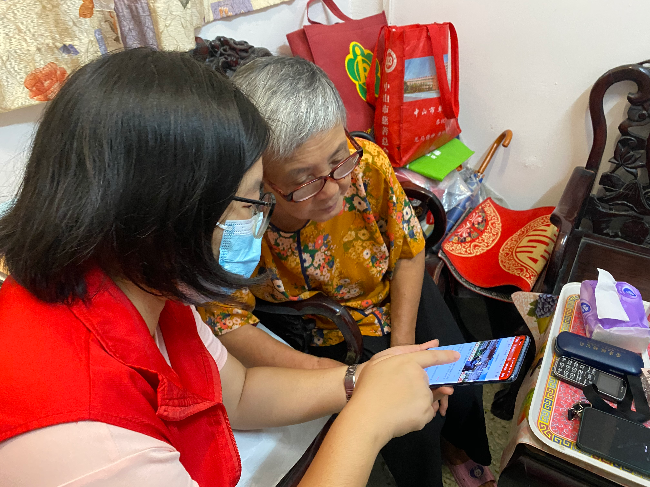 2021年7月，中山市東區(qū)街道辦民政干部對(duì)散居特困老人開(kāi)展入戶核查，并教授老人使用手機(jī)瀏覽學(xué)習(xí)強(qiáng)國(guó)平臺(tái)和使用社區(qū)云服務(wù)平臺(tái).jpg