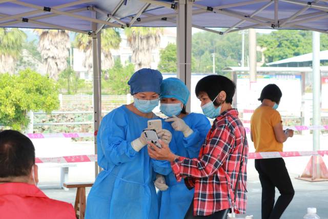 在黨旗引領下，黨員先鋒隊、網格員、青年志愿者、新業(yè)態(tài)新就業(yè)群體等積極投身抗疫一線，協(xié)助群眾做好核酸檢測工作