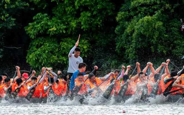 2022年長(zhǎng)沙街道端午節(jié)龍舟巡游活動(dòng)，鄉(xiāng)親們?cè)谏n江上飛槳逐浪、奮勇爭(zhēng)先