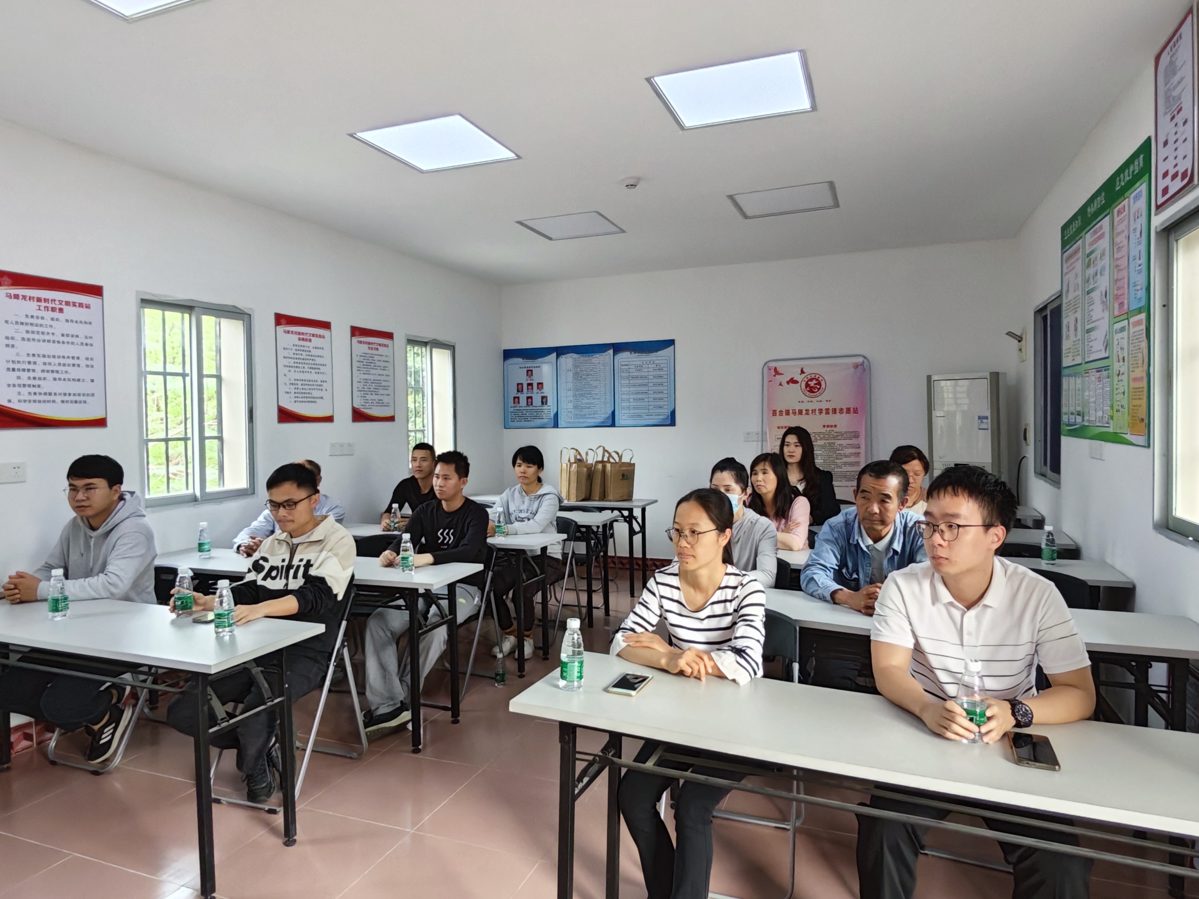 （圖片資料）Ⅱ-2-2)-②2022年11月22日開(kāi)平市農(nóng)業(yè)農(nóng)村局在百合鎮(zhèn)馬降龍村開(kāi)展學(xué)習(xí)農(nóng)業(yè)技術(shù)宣傳 共展振興夢(mèng)想“聽(tīng)黨話、感黨恩、跟黨走”主體教育活動(dòng)（3）.jpg