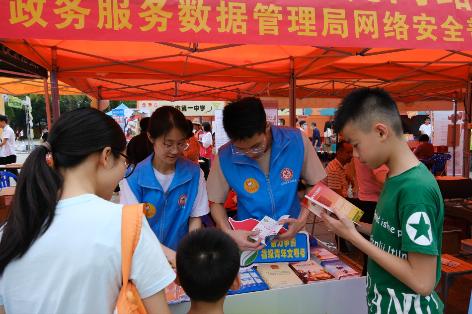 5月3日加強網(wǎng)絡普法 共筑網(wǎng)絡安全——市政數(shù)局開展網(wǎng)絡普法主題宣傳活動_2