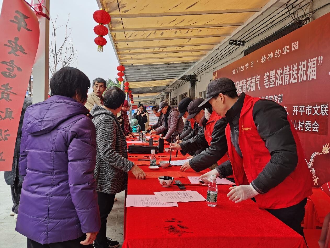 1月 百合鎮(zhèn)開(kāi)展“潑墨迎春，情暖軍心”新春送春聯(lián)活動(dòng).docx_2