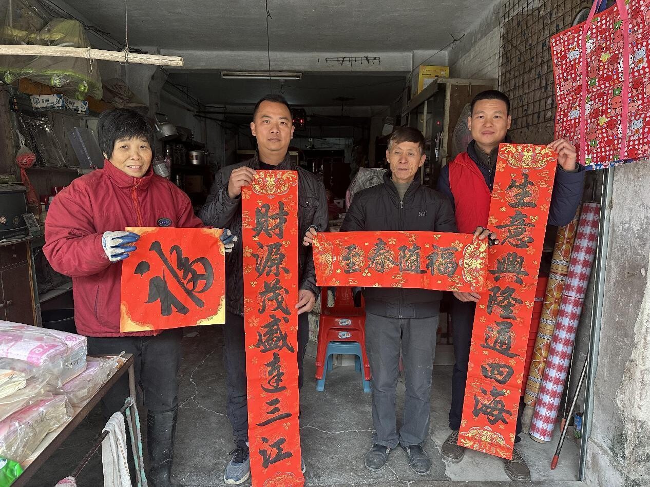 1月 百合鎮(zhèn)開(kāi)展“潑墨迎春，情暖軍心”新春送春聯(lián)活動(dòng).docx_3