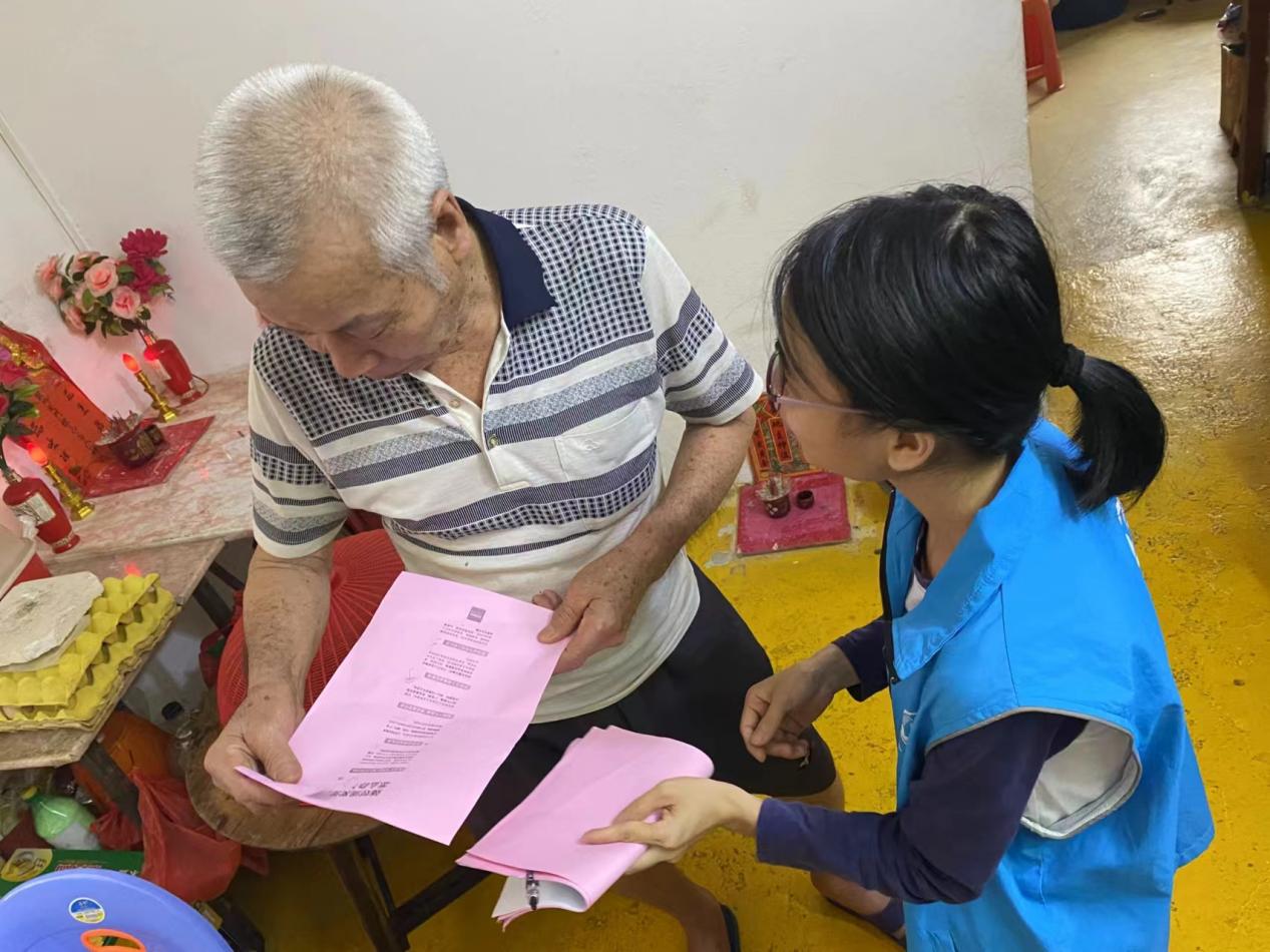 “雙百”社工為困難老人耐心講解安全避險(xiǎn)知識(shí)，及時(shí)解答疑難.jpg