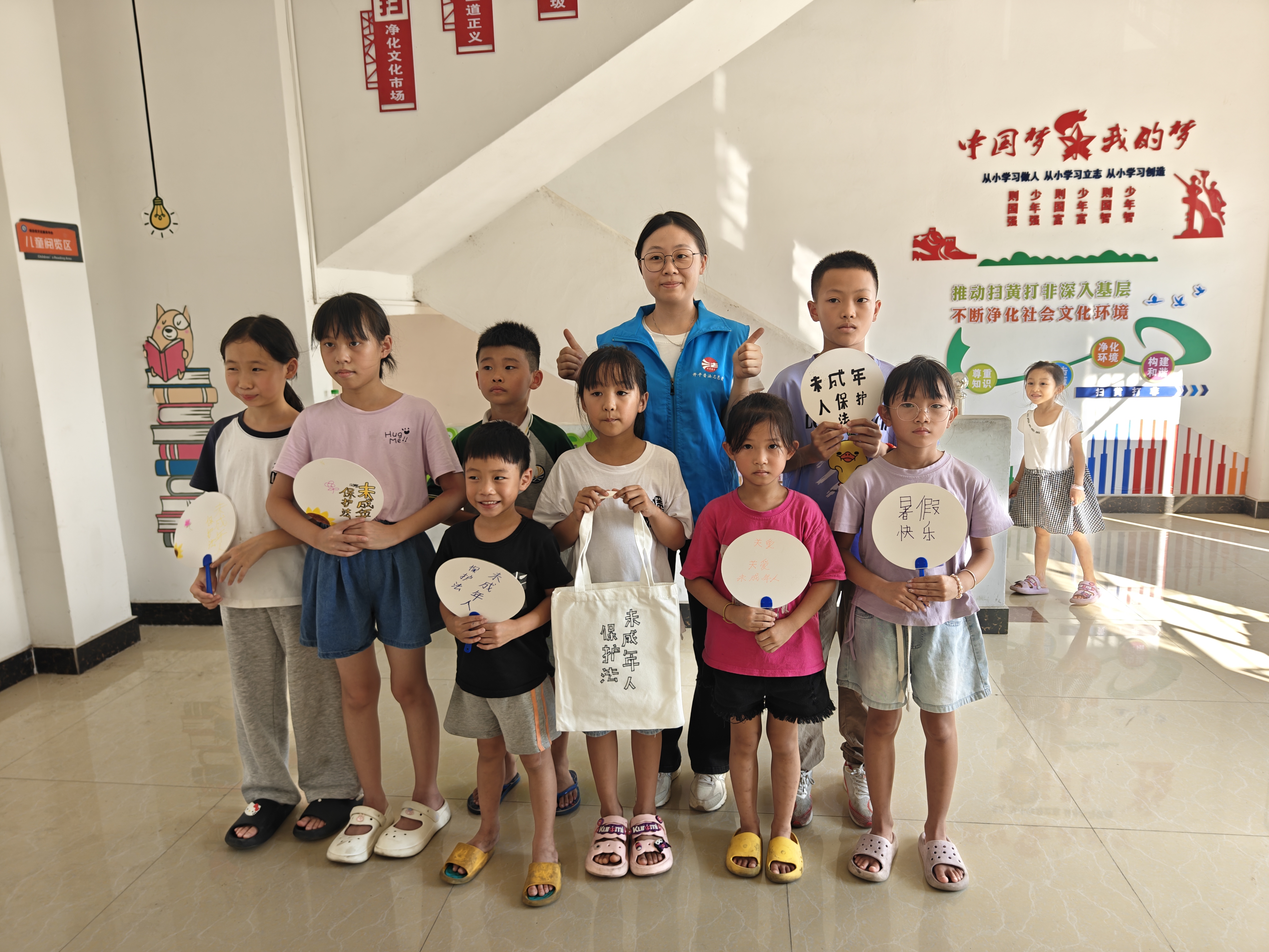 2-4 2024年8月8日下午，龍勝司法所在橋新村開展法治文化活動，以法治圖書閱讀、法治故事宣講、法治知識講座、法治書畫制作等方式，開展預(yù)防未成年人犯罪、未成年人保護法治宣傳.jpg