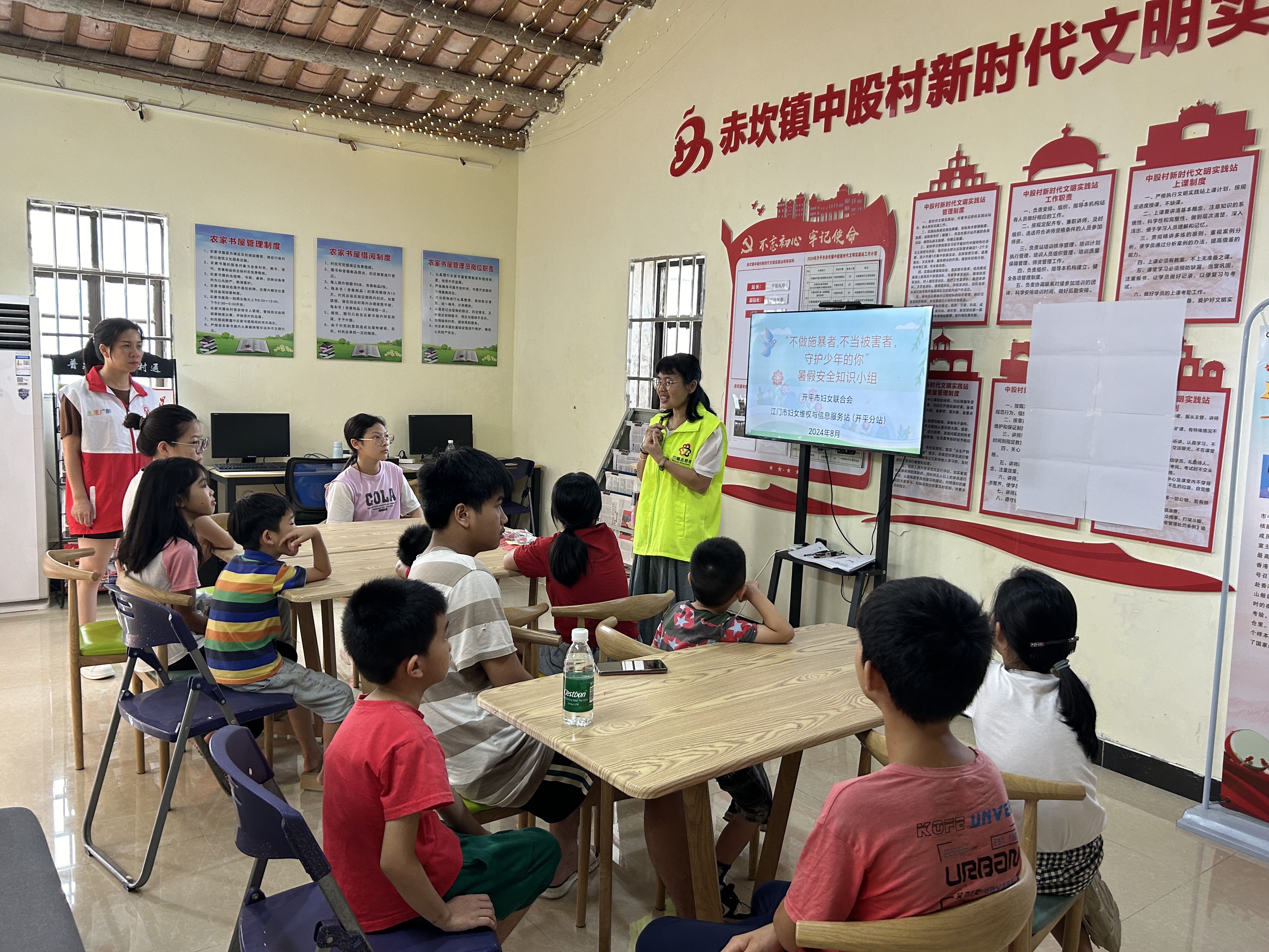 4-2 8月15日、8月23日婦聯(lián)在赤坎鎮(zhèn)開展“不做施暴者,不當(dāng)被害者，守護少年的你”主題宣傳.jpg