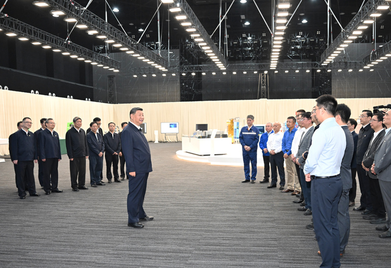 10月17日至18日，中共中央總書記、國家主席、中央軍委主席習(xí)近平在安徽考察。這是17日下午，習(xí)近平在合肥濱湖科學(xué)城考察時，同現(xiàn)場科研人員和企業(yè)負(fù)責(zé)人親切交流。