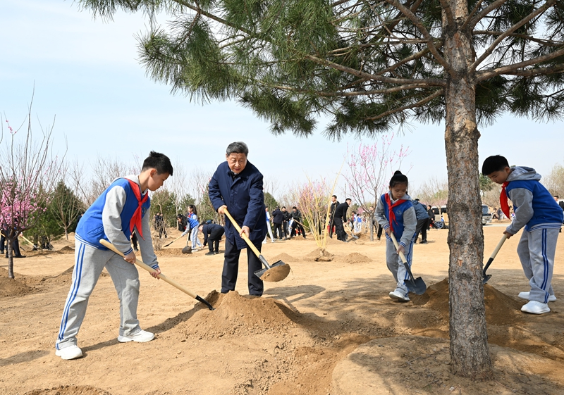 習(xí)近平在參加首都義務(wù)植樹活動(dòng)時(shí)強(qiáng)調(diào)：匯聚共建美麗中國(guó)磅礴力量 讓祖國(guó)大地更加綠意盎然生機(jī)勃發(fā)