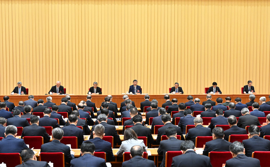 　　12月10日至11日，中央經(jīng)濟工作會議在北京舉行。中共中央總書記、國家主席、中央軍委主席習(xí)近平出席會議并發(fā)表重要講話。李強、趙樂際、王滬寧、蔡奇、丁薛祥、李希出席會議。