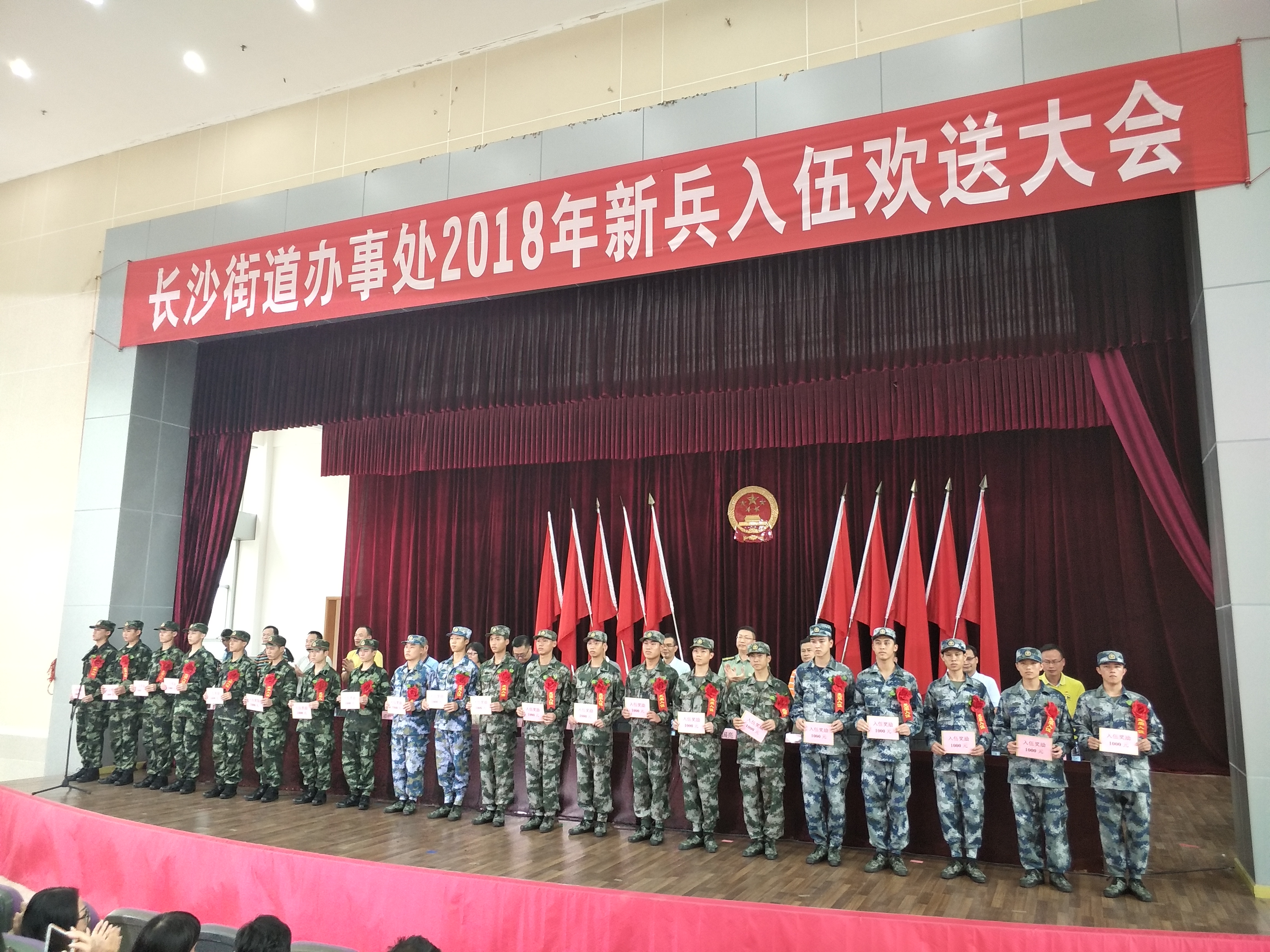 頒發(fā)證書.jpg 頒發(fā)證書.jpg