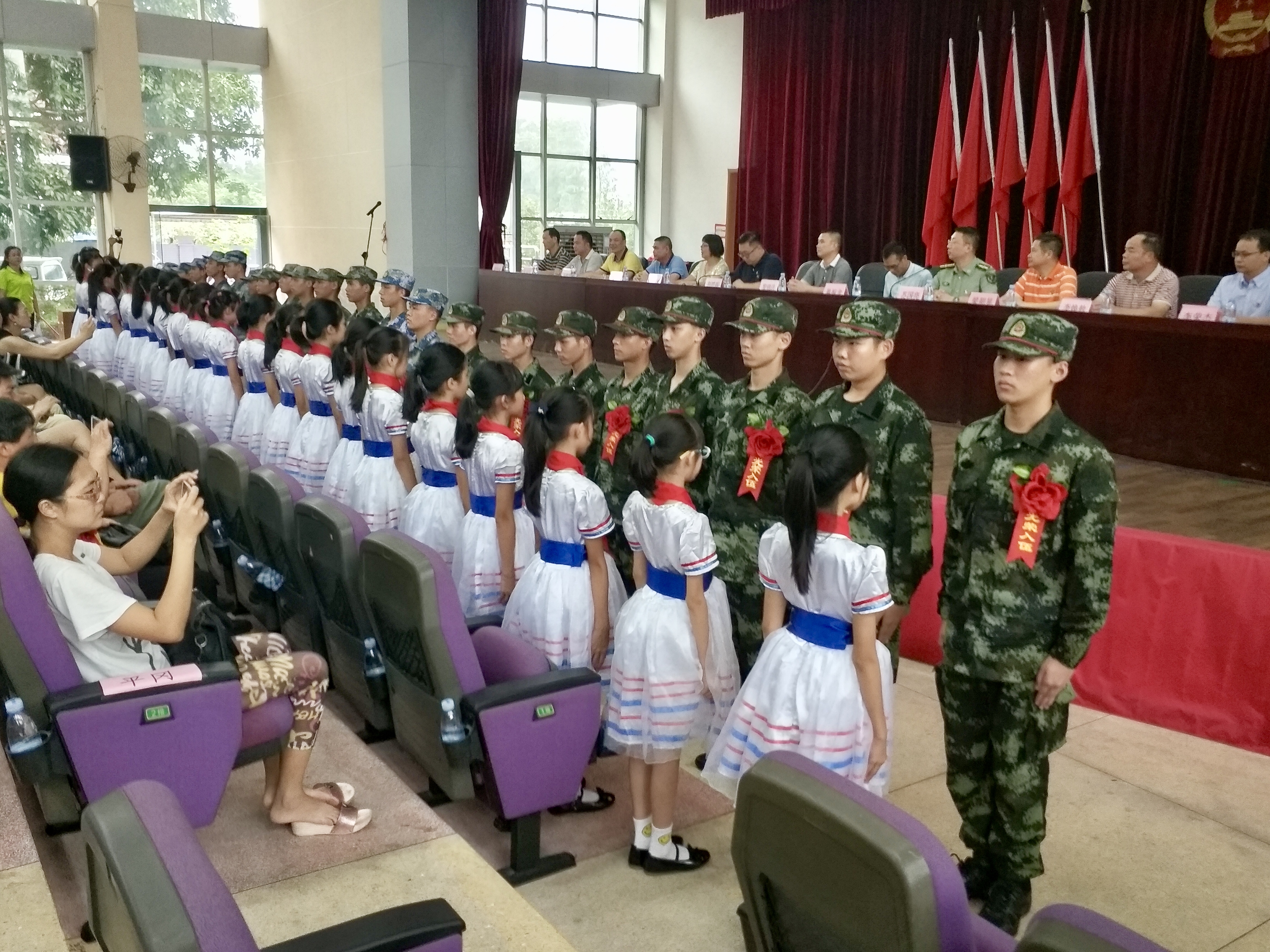 少先隊(duì)員獻(xiàn)花.jpg 少先隊(duì)員獻(xiàn)花.jpg