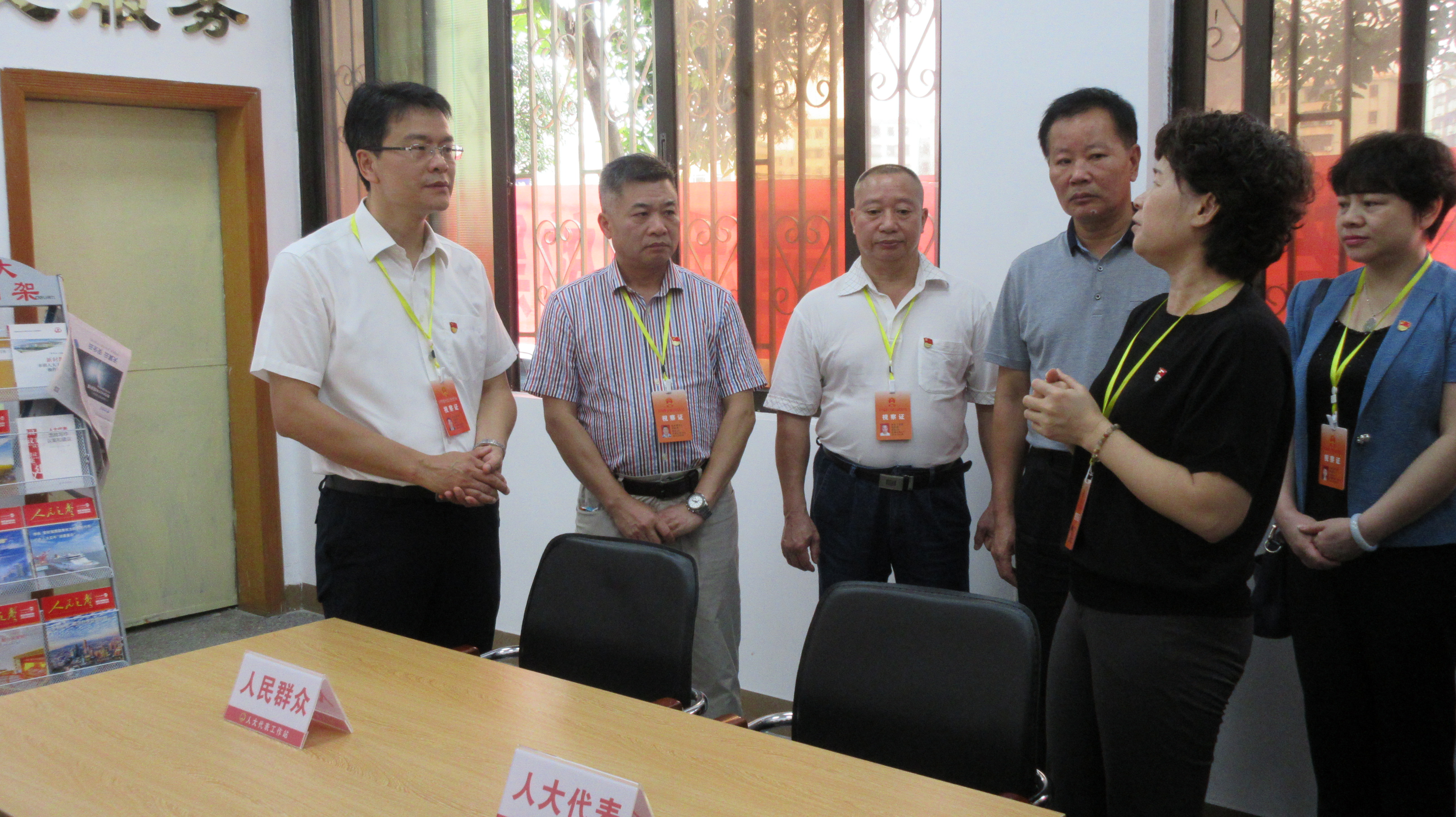 人大代表視察社區(qū)人大代表工作站建設(shè)情況.JPG