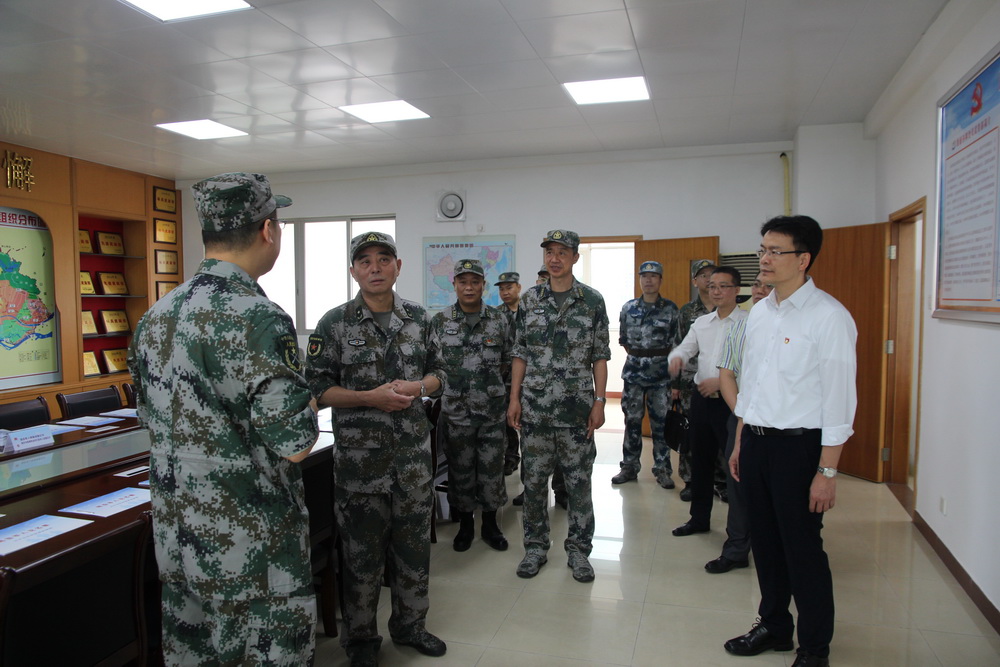 2018年05月08日，省軍區(qū)副政委梁躍嘉少將到長(zhǎng)沙街道調(diào)研武裝工作.jpg
