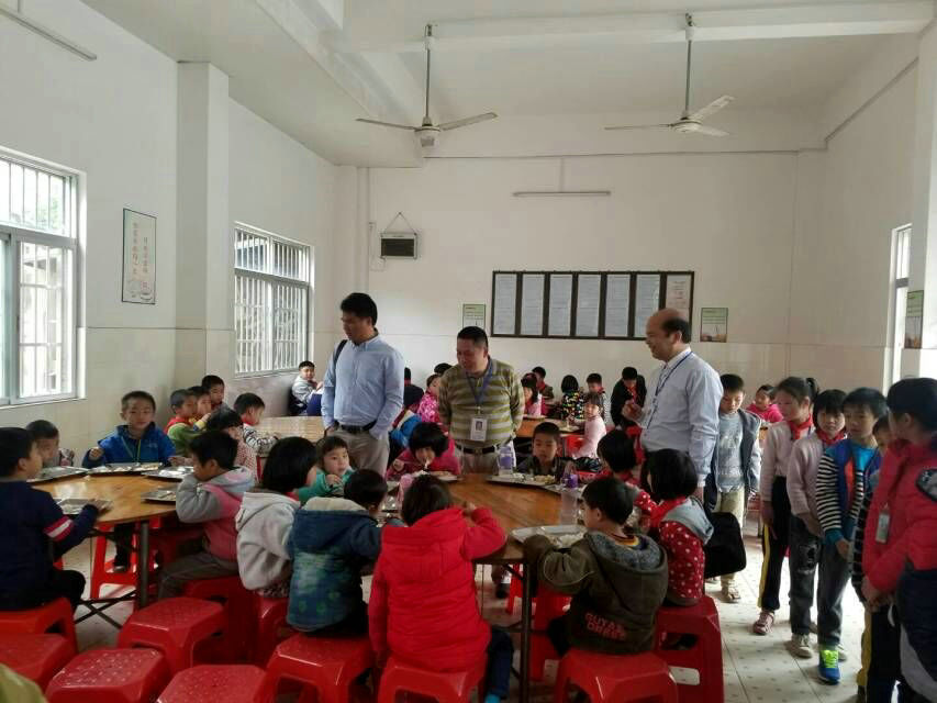 檢查龍勝鎮(zhèn)白村小學(xué)食堂.jpg