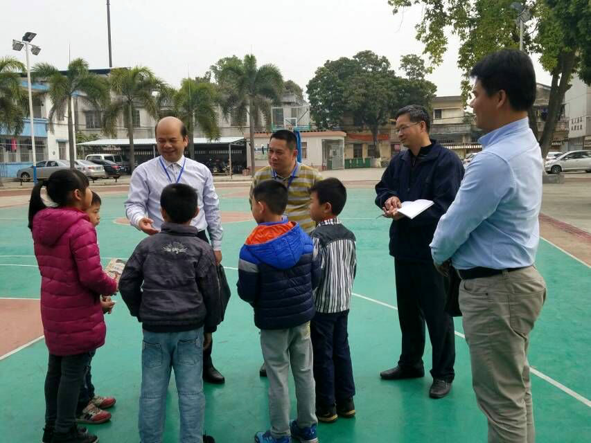 在龍勝小學(xué)與學(xué)生進(jìn)行交流.jpg