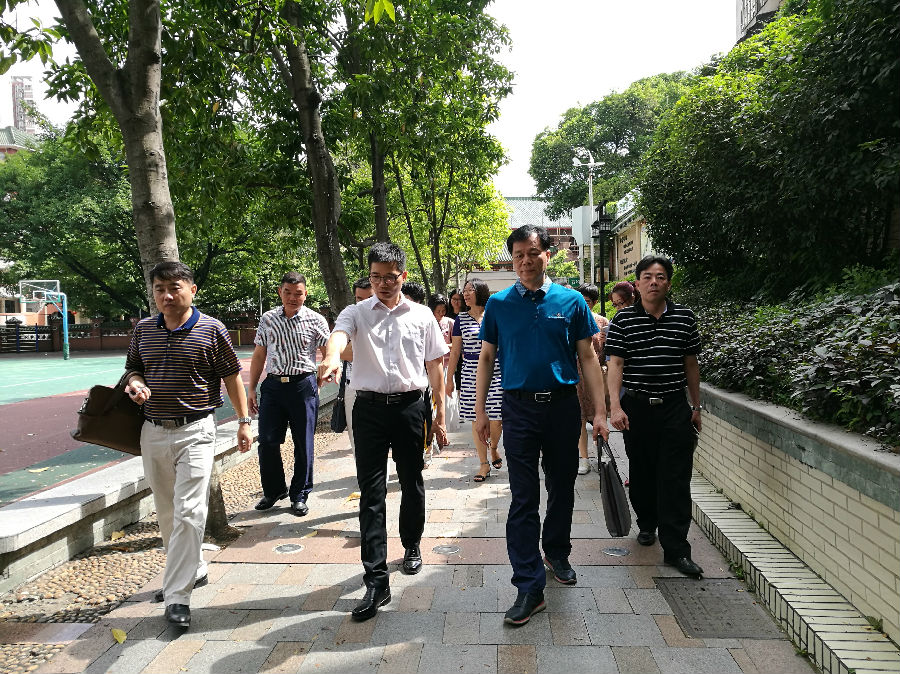廣州培正小學(xué)校長(zhǎng)葉志丹(前中)與開(kāi)平教育局局長(zhǎng)譚遠(yuǎn)寧(前右)交流學(xué)校內(nèi)函發(fā)展.jpg