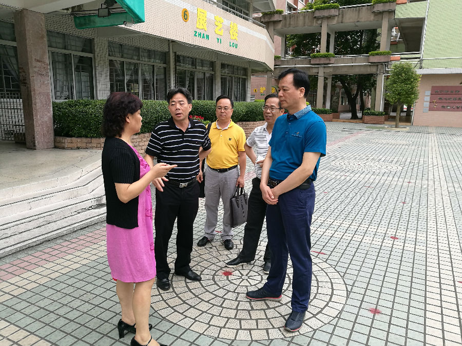 廣州鐵一小學(xué)校長(zhǎng)朱德芬(左一)與開(kāi)平教育局局長(zhǎng)譚遠(yuǎn)寧(右)交流學(xué)校的德育與管理.jpg